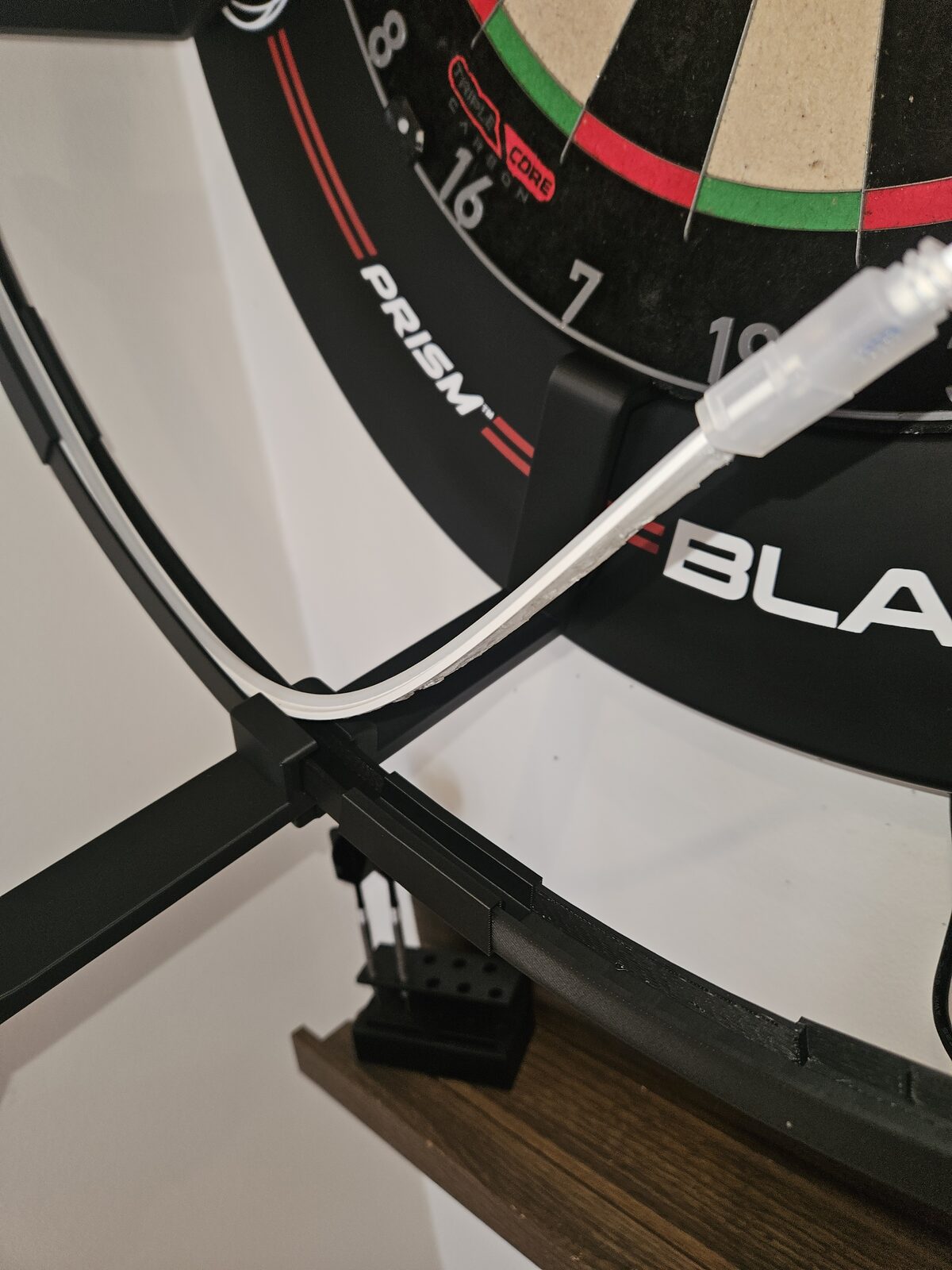 Mounting clip on the dartboard surround