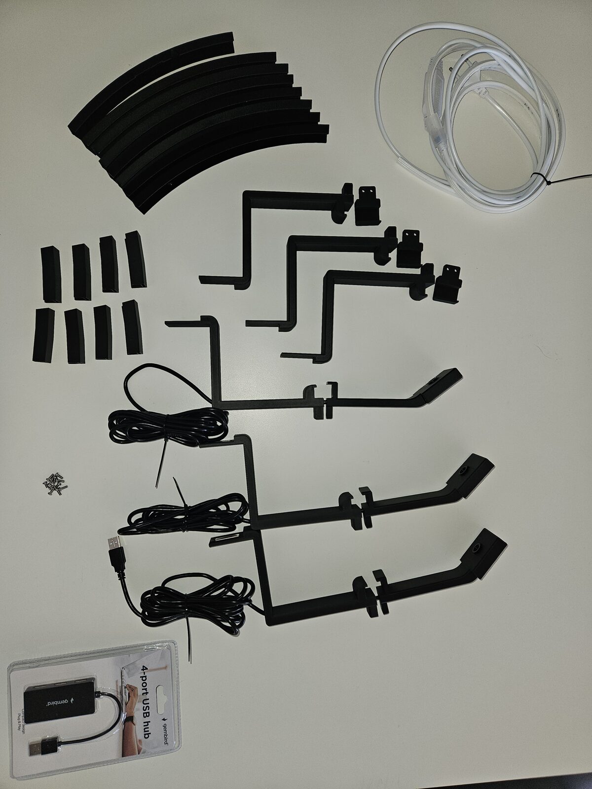Everything in the kit laid out: arms, ring segments, clips, USB cables and 4-port USB hub
